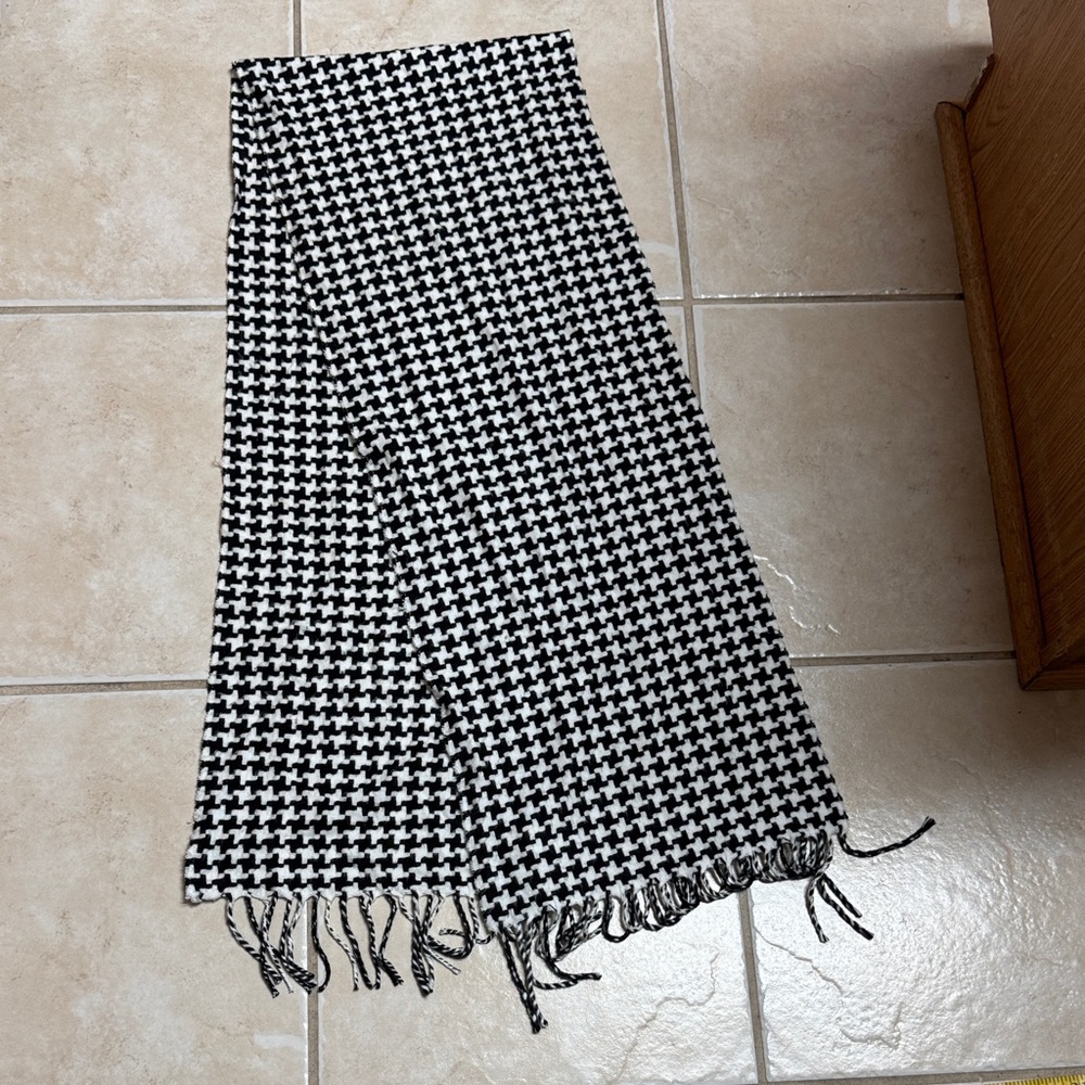 100% Cashmere Black and White Houndstooth Scarf Made in Scotland